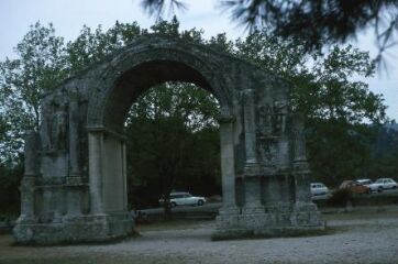 1 vue Arc de Triomphe des Antiques. Arc municipal (premières années d'Auguste).