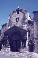 1 vue [L'ancienne cathédrale Saint-Trophime sur la place de la République].
