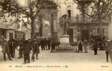 1 vue Statue de Mistral, Place du Forum, à Arles. Nombreux personnages sur la place. Texte écrit au dos.