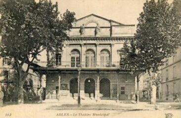 1 vue Le Théâtre Municipal à Arles. Vue de la façade principale