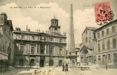 1 vue La place de la République, à Arles. Carte envoyée en 1905 avec texte au dos et timbrée sur l'endroit