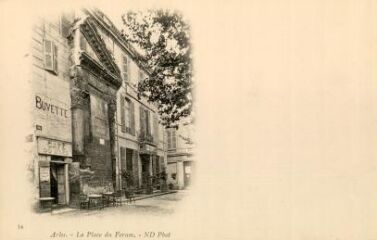 1 vue La place du Forum, à Arles. Vestige romain encastré dans des maisons.