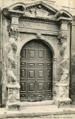 1 vue Porte Renaissance, Rue de la République à Arles . Carte existant en trois exemplaires dont un envoyé en 1916, avec un texte au dos, représentant la porte d'un hôtel particulier