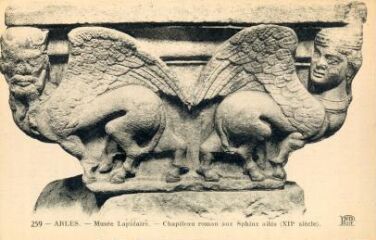 1 vue Le musée lapidaire à Arles. Chapiteau roman aux Sphinx ailés (12e siècle).