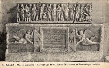 1 vue Le musée lapidaire à Arles. Sarcophage de M. Junius Messianus et sarcophage chrétien