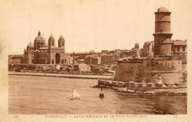 1 vue Marseille. La Cathédrale et le Fort Saint-Jean . Carte avec texte au dos.
