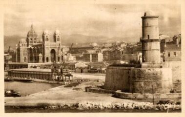 1 vue Marseille. Cathédrale de la Major (1852-1893), ou Sainte-Marie-Majeure, et tour de l'ancien phare du Fort Saint-Jean. Carte envoyée en 1949 avec texte au dos.