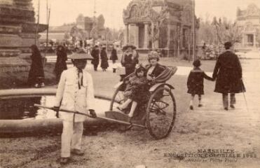 1 vue Marseille. Exposition coloniale 1922. Promenade en pousse-pousse. Quelques personnages.