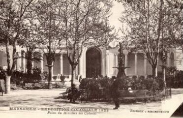 1 vue Marseille. Exposition coloniale 1922. Palais du ministère des Colonies. Deux cartes dont une avec texte au dos.