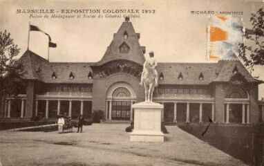1 vue Marseille. Exposition coloniale 1922. Palais de Madagascar et statue du Général Galliéni. Carte avec texte au dos.