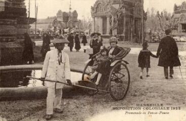 1 vue Marseille. Exposition coloniale 1922. Promenade en pousse-pousse. Carte avec texte au dos.