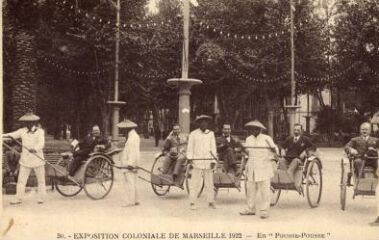 1 vue Exposition coloniale de Marseille 1922. En pousse-pousse. Carte avec texte au dos.