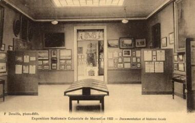 1 vue Exposition coloniale de Marseille 1922. Documentation et histoire locale. Carte avec texte au dos.