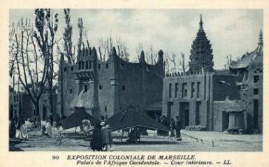 1 vue Exposition coloniale de Marseille. Palais de l' Afrique occidentale. Cour intérieure. Deux cartes identiques.