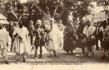 1 vue Marseille. Exposition coloniale 1922. Palais de l'A.O.F. Tam-tam et ses danseurs sénégalais. Carte envoyée en 1929 avec texte au dos.