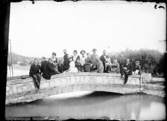 1 vue Un groupe de personnes sur un pont.