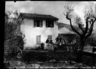 1 vue Photographie de groupe : un groupe d'hommes devant une maison
