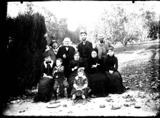 1 vue Photographie de groupe : une famille pose dans un champ