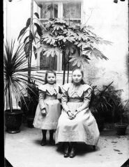 1 vue Portrait de deux jeunes filles dans une cour intérieure.