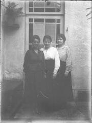 1 vue Trois femmes posant dans une cour intérieure.