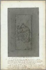 1 vue Pierre gravée du tombeau ci-dessus, copié à Marseille (folio 41) [dalle funéraire médiévale]. Crayon, fond gris