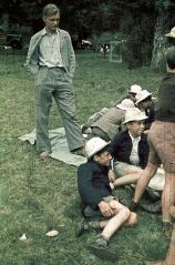 1 vue Jean Mercanton et quelques enfants assis à ses pieds