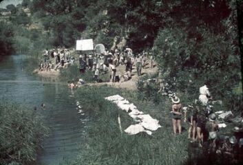 1 vue Vue générale d'une scène de tournage au bord d'une rivière